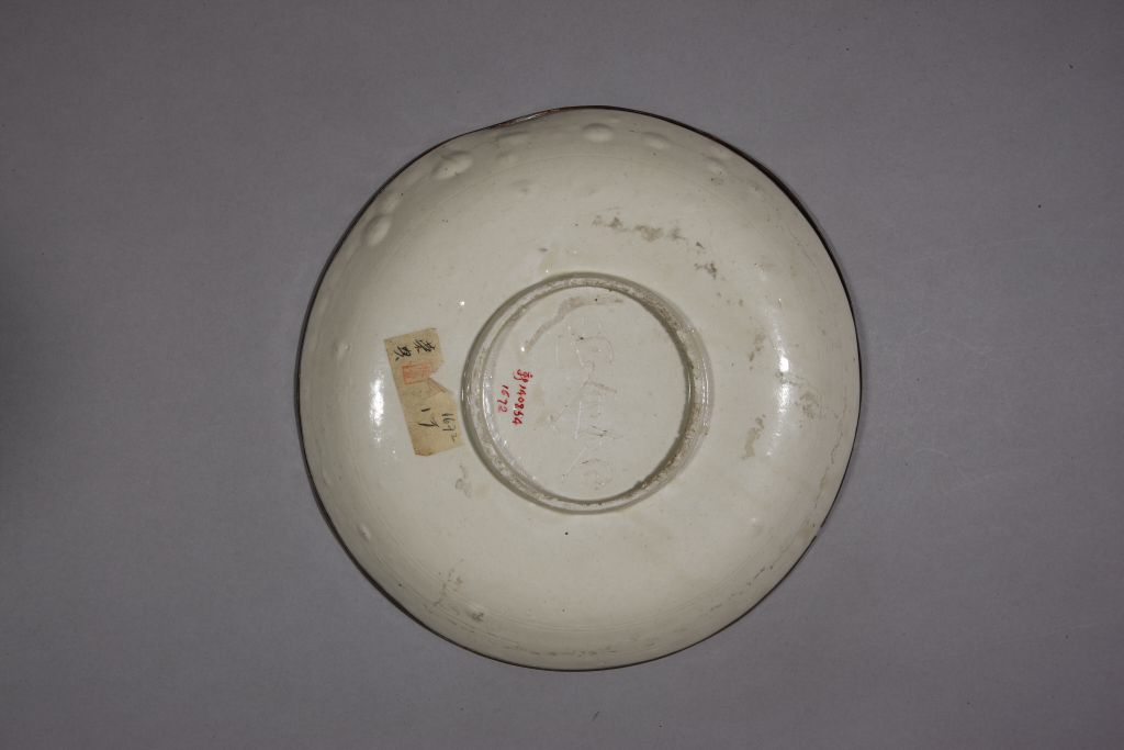 图片[3]-Dingyao white glaze engraved with “Shangshi Bureau” inscription printed with Capricorn flower pattern plate-China Archive